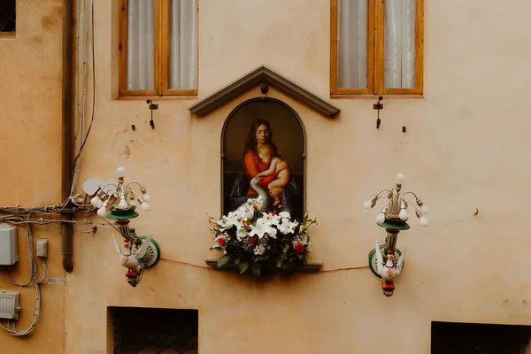 Primer Plano Una Pintura Madre Dios Decorada Con Flores Edificio — Foto de Stock