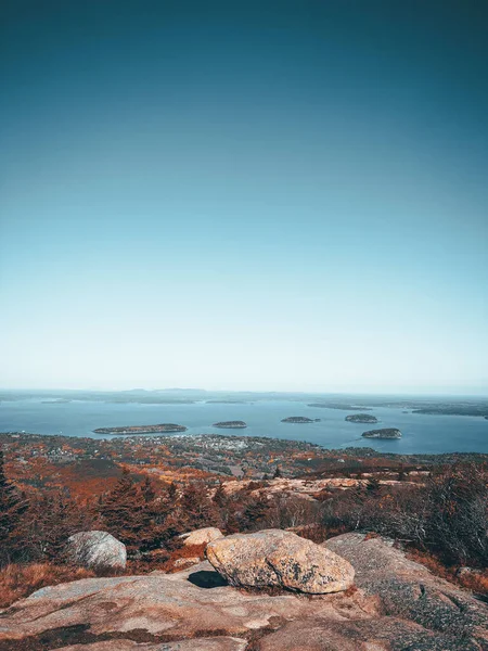 Eine Vertikale Aufnahme Eines Felsigen Strandes Mit Blauem Himmel Hintergrund — Stockfoto
