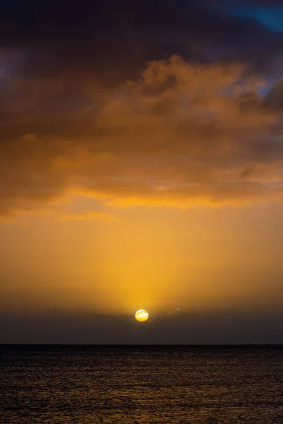 Una Toma Vertical Puesta Sol Dorada Sobre Tranquilo Mar — Foto de Stock