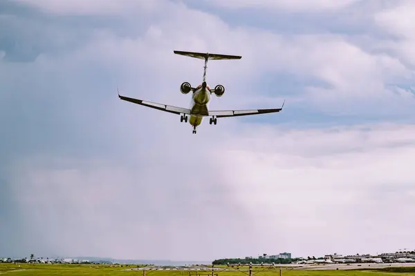 Samolot Przygotowujący Się Lądowania Lotnisku — Zdjęcie stockowe