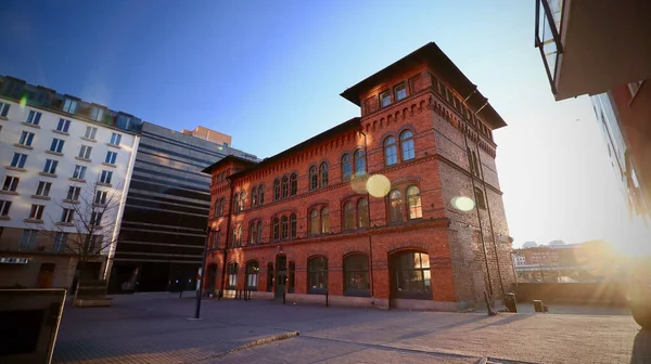 Een Exterieur Uitzicht Van Een Gebouw Met Rode Baksteen Muren — Stockfoto