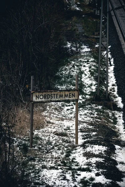 Schöne Aufnahme Eines Schildes Der Seite Der Schienen — Stockfoto