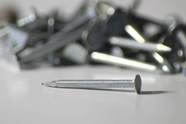 Primer Plano Pequeño Tornillo Metálico Autorroscante Estudio Sobre Fondo Borroso — Foto de Stock