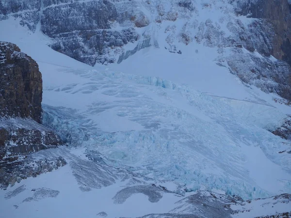 Een Prachtig Shot Van Een Besneeuwde Berg Vallei — Stockfoto