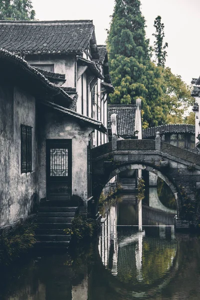 Wuzhen Çin Bir Kanalı Geçen Kemerli Bir Taş Köprünün Dikey — Stok fotoğraf
