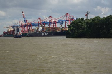 Waltershof, Hamburg Mitte, Hamburg, Almanya, 1 Temmuz 2019, Hamburg liman konteynır terminali Buchardkai Elbe Nehri 'nden görüldü (yatay görüntü)