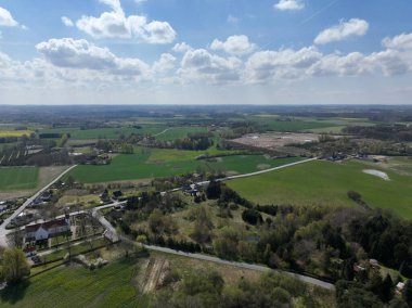 Güneş ışığı altındaki tarlaların havadan görünüşü