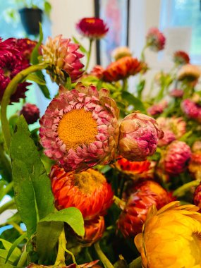 Çiçekçide çekilen seçici bir odak noktası.