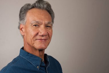 Kafası vurulmuş olgun bir adamın portresi. Altmış yaşında. Ayrıca koyu mavi kot gömlek giyiyor.