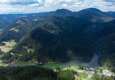 Rosu Gölü 'nün hava manzarası - Romanya, insansız hava aracı manzarası, yaz