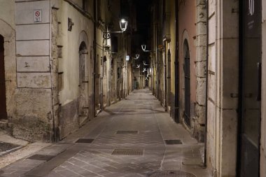 İtalya 'nın tarihi İsernia şehrinde bir caddenin gece manzarası