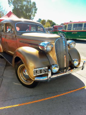 Avellaneda, Arjantin - 8 Mayıs 2022: Eski altın rengi Plymouth dört kapılı fastback sedan 1938. Expo Fierro 2022 Klasik araba şovu.