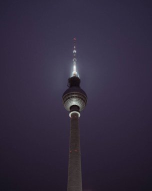 Gece vakti Berlin TV kulesinin dikey görüntüsü..