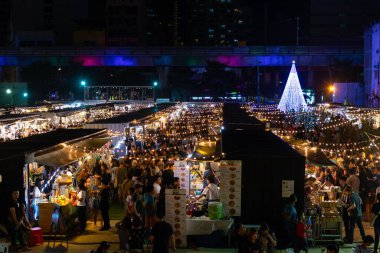 Eski gece pazarının gece manzarası, Tayland 'da bir sanat kutusu.