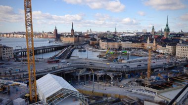 Stockholm, İsveç 'te gökyüzü bulutlu arka planda yapılan yeniden yapılanma çalışmalarının hava görüntüsü