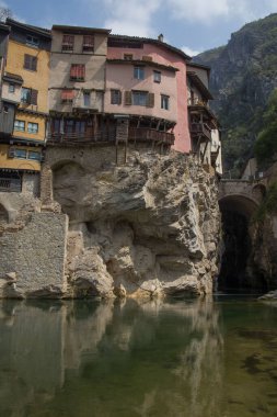 Isere, Fransa 'daki Vercors' ta Royanlar 'da bir köprünün dikey çekimi.