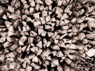 Bir odun yığınının yakın çekimi.