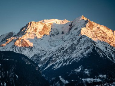 Batı Avrupa 'da kardan doğan güneş ışığı Mont Blanc' ı kapladı
