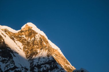 Himalayalar, Nepal 'deki Annapurna dağlarının zirveleri