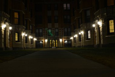 Işıkları olan boş bir şehir caddesi