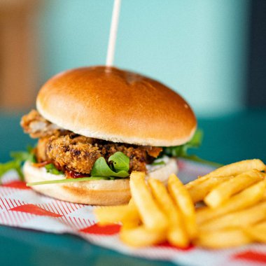 İştah açıcı bir vejetaryen hamburgerin yakın plan çekimi.