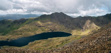 Y Lliwedd Dağı 'nın panoramik manzarası ve Llyn Llydaw gölü ön planda, Snowdonia