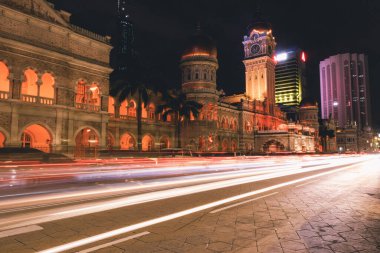 Malezya 'nın Kuala Lumpur kentindeki Sultan Abdul-Samad binasına karşı uzun süreli trafik ışıkları