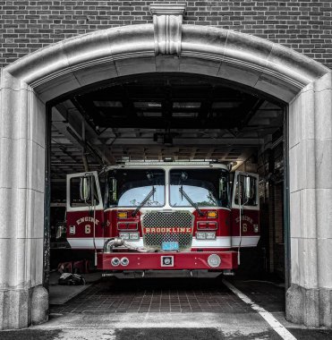 İstasyondaki garajda bir itfaiye arabası duruyor.