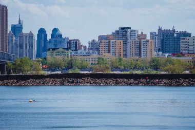 Dongjak Köprüsü nehir kenarındaki binaların manzarası.