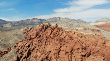 Las Vegas, Nevada 'da, bulutlu gökyüzünün altında Red Rock Kanyonu' nun yüksek noktasından güzel bir çekim.