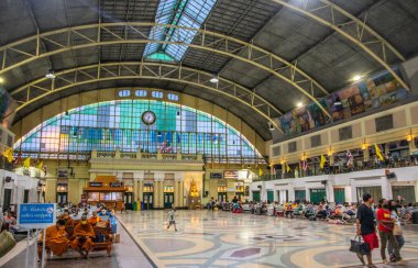 İnsanlar Bangkok tren istasyonu Tayland Asya 'da bekliyor.