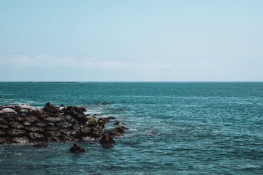 Portekiz, Madeira 'da açık gökyüzü arka planında mavi deniz manzarası