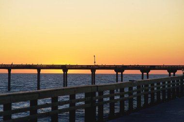 Gün batımında uzun bir köprünün güzel bir görüntüsü.