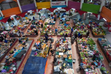 Giysi, yiyecek, mutfak ve baharatlarla dolu yerel pazar (sabah pazarı olarak bilinir) manzarası.