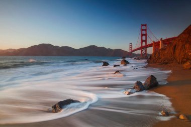San Francisco, Kaliforniya sahilinden Golden Gate Köprüsü 'nün nefes kesici manzarası.