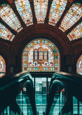 Tren istasyonunda renkli renkli bir vitraylı pencere.