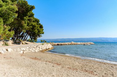 Hırvatistan 'ın Duce kentindeki Adriyatik Denizi kıyısındaki boş kumlu plajın güzel bir manzarası