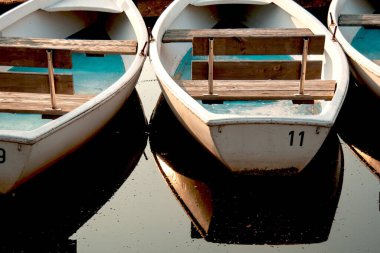 Almanya 'nın Kiessee gölüne demirlemiş teknelerin yakın çekimi.