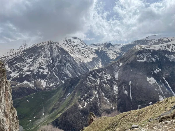 Bulutlu bir gökyüzünün altında büyüleyici bir manzara.
