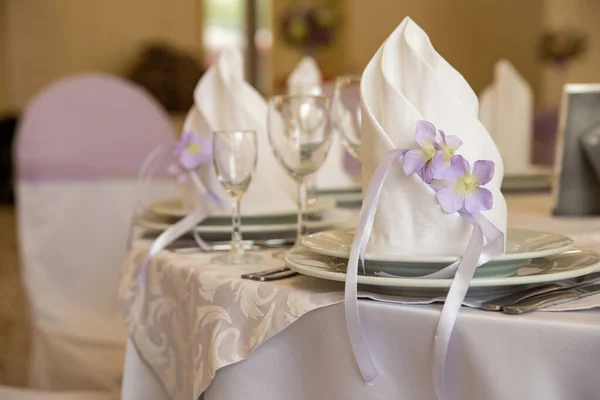 結婚式のテーブルの上のプレートと眼鏡のクローズアップショット — ストック写真