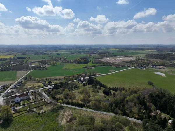 Güneş ışığı altındaki tarlaların havadan görünüşü