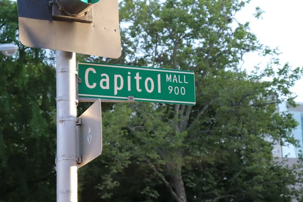 Tanda Hijau Pos Yang Menunjukkan Arah Capitol Mall — Stok Foto