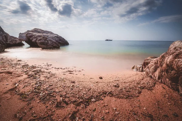 Ein Boot Horizont Mit Einem Strand Und Felsen Vordergrund Einer — Stockfoto