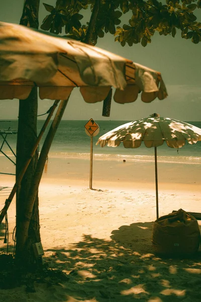 昼間のビーチでの傘の垂直ショット — ストック写真