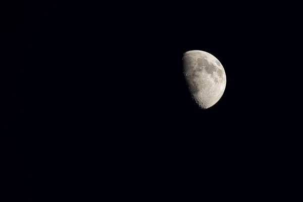 在黑色的空间里 可以看到四分之一月亮的风景 背景很好 — 图库照片