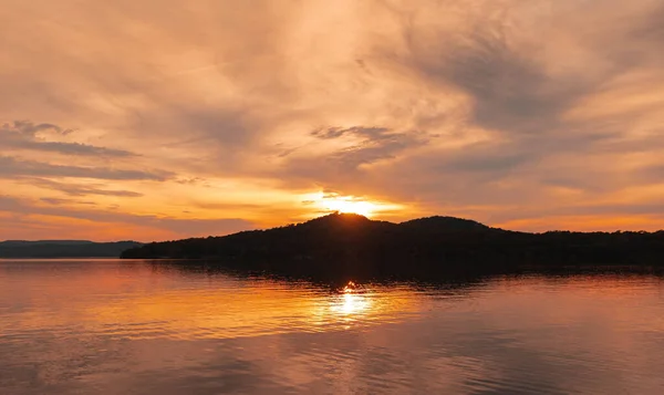 Захватывающий Дух Пейзаж Золотого Заката Над Небольшим Островом Омываемым Водами — стоковое фото