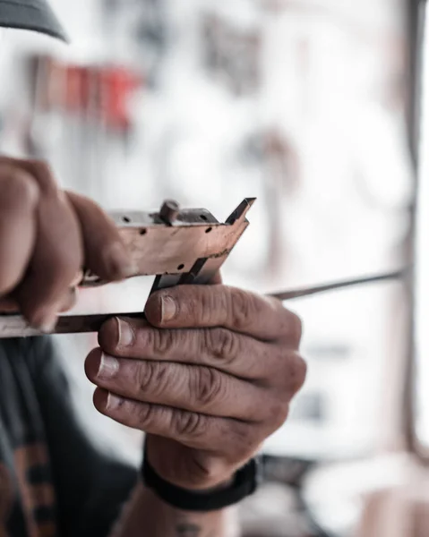 Caliper Kullanan Bir Erkek Ellerine Odaklan — Stok fotoğraf