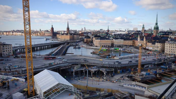 Stockholm, İsveç 'te gökyüzü bulutlu arka planda yapılan yeniden yapılanma çalışmalarının hava görüntüsü
