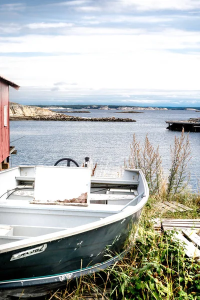 Tiro Vertical Barco Branco Perto Costa Suécia — Fotografia de Stock