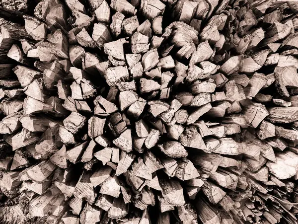 Bir odun yığınının yakın çekimi.